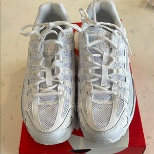 Nike P-6000 Size 10 Like New